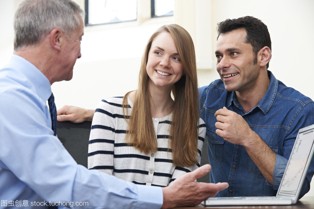 資本投資咨詢 夫婦與財務顧問的辦公室對話